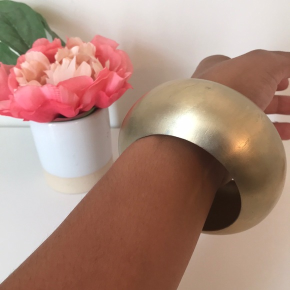 Oversized brushed gold bangle - Picture 2 of 3
